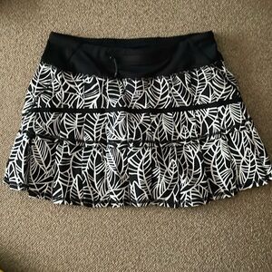 Lululemon Run: Pace Setter Skirt Pretty Palm Black Angel Wing/Black Size…